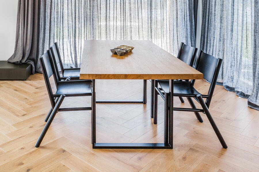 Moderner Eichentisch