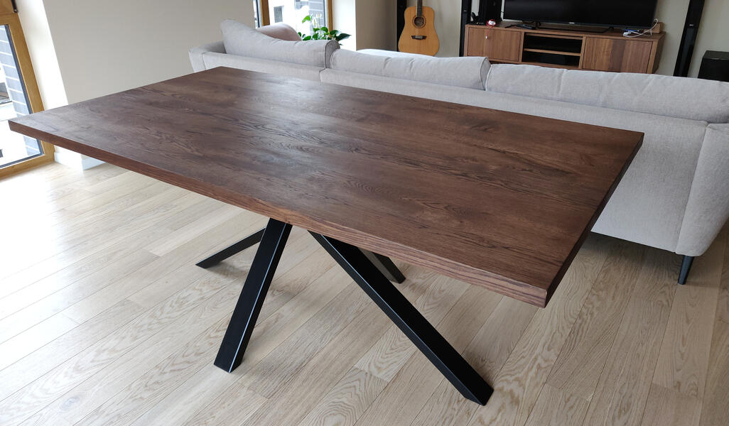 Tisch aus geölter Eiche in stilvollem Design