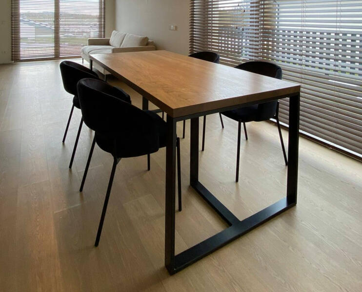 Einfacher und sauberer Eichentisch